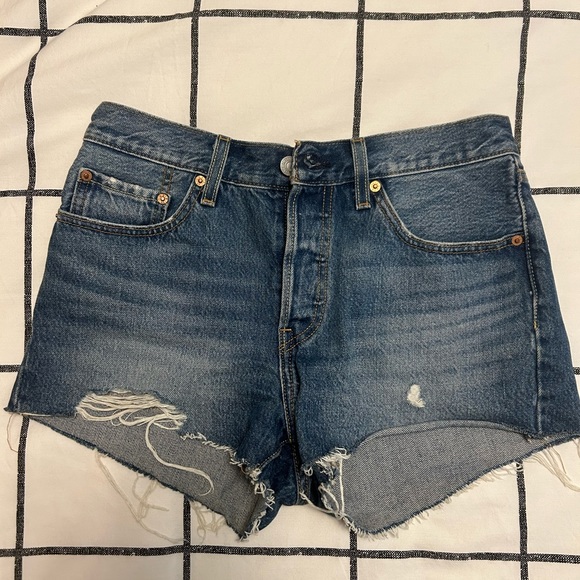 Levi’s 501 Jean Shorts - Picture 2 of 3